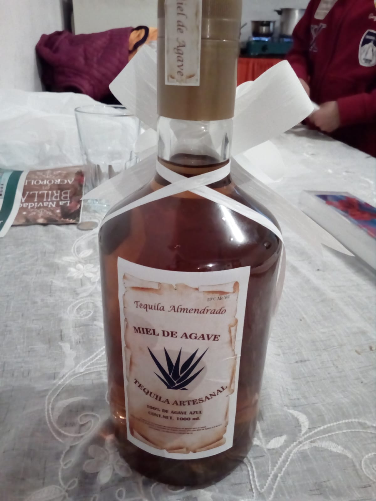 Botella de tequila artesanal almendrado