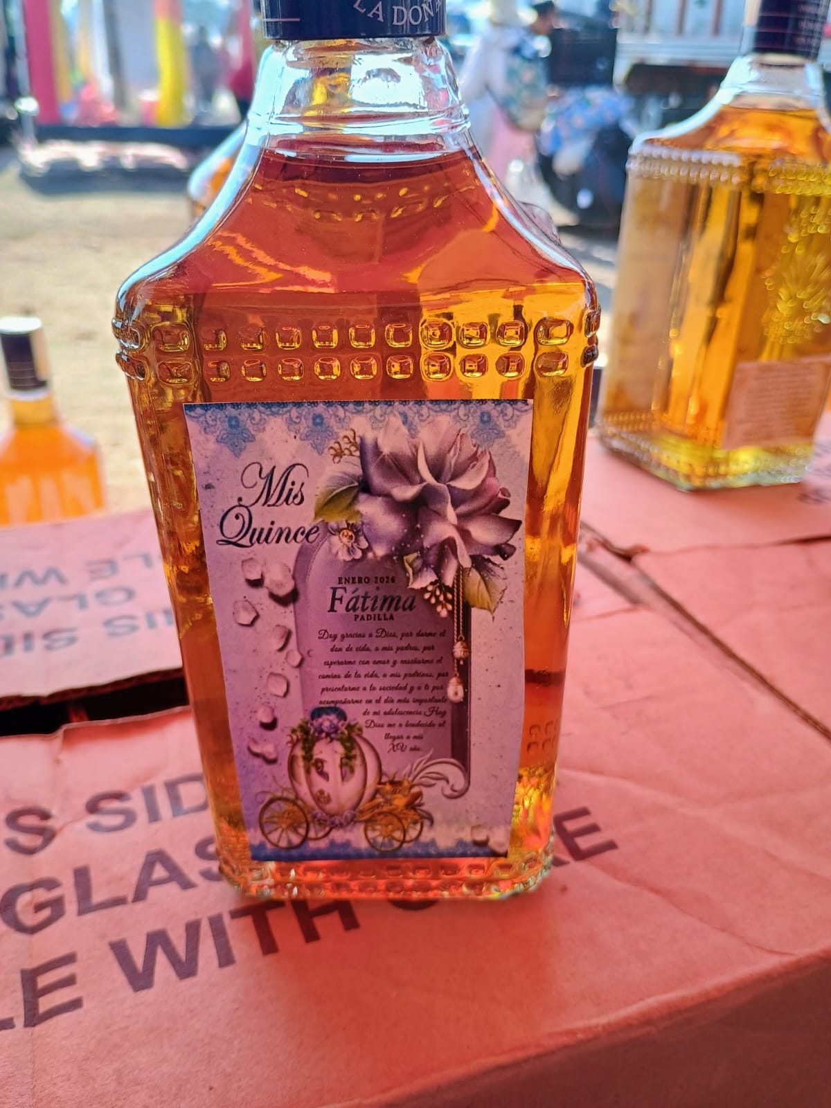 Botella de tequila con etiqueta decorativa